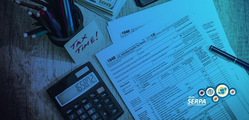 Documentos e calculadora sob uma mesa representando classificação fiscal de mercadorias